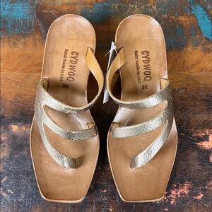 Cydwoq Cupertino in crackled champagne leather. Size EU 36 and 38. New with tags